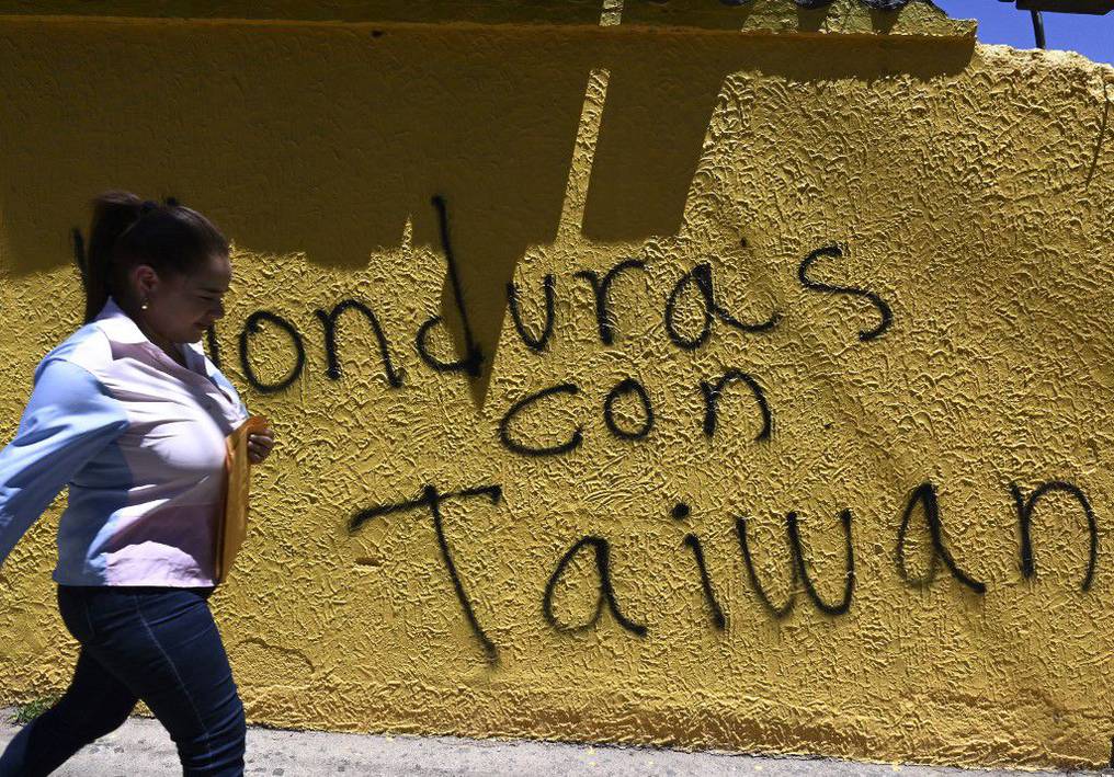 En las calles, la ciudadanía expresó su rechazo a la ruptura con Taiwán, a través de grafitis. (foto: AFP)