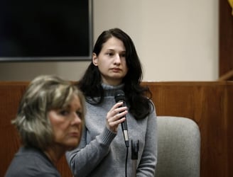 Gypsy Rose Blanchard sube al estrado durante el juicio de su exnovio, Nicholas Godejohn, 15 de noviembre de 2018.