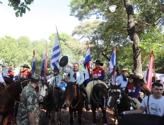 Una de las delegaciones de jinetes uruguayos que llegó ayer viernes en Asunción. Foto: E.V.
