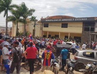 Una multitudinaria manifestación se desarrolló frente al municipio de Arroyos y Esteros. Foto: Facebook.