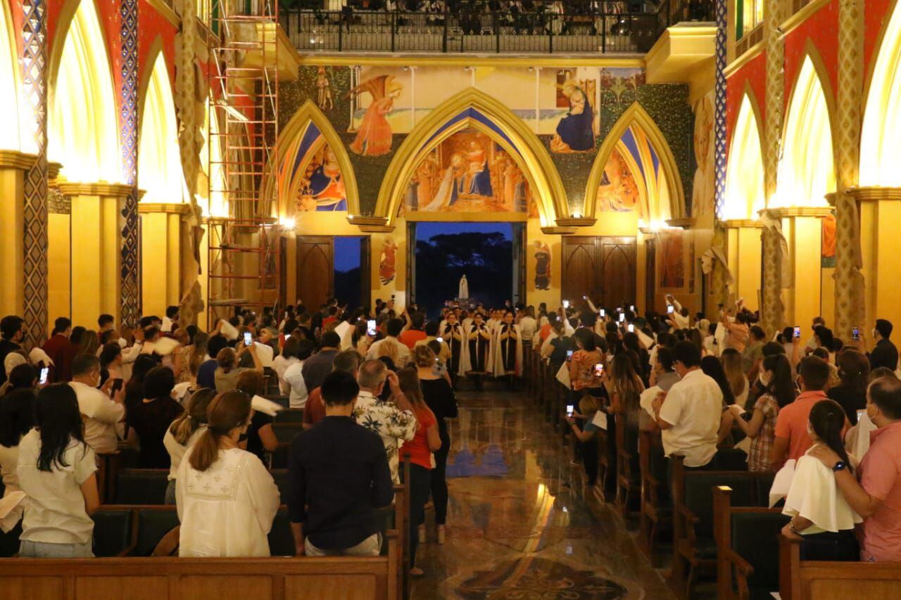 La Nación / En solemne misa, Heraldos del Evangelio coronaron a la Virgen  de Fátima