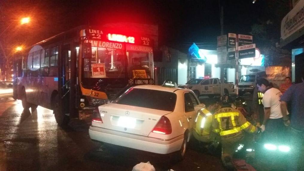 La Nacion Colectivo Ocasiona Accidente En San Lorenzo