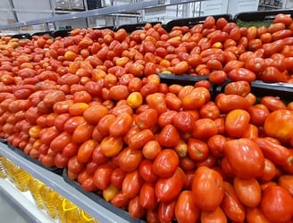 El tomate en las góndolas cuestan 22.000 y 25.000 guaraníes por kilo. Foto: CMG/NM