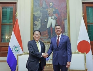 Santiago Peña con el primer ministro de Japón, Fumio Kishida.