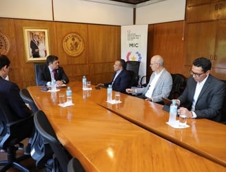 El ministro Javier Giménez recibió a representantes de Blue Tower Ventures. Foto: MIC.