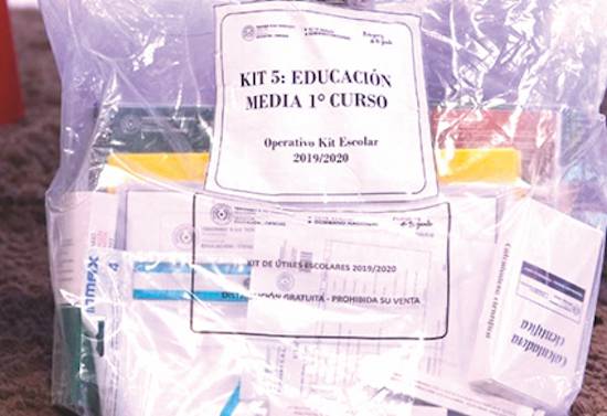 Adjudicación de kits escolares en la que la imprenta de los Zuccolillo se adjudicó G. 18.600 millones.
