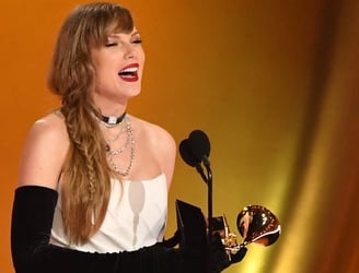Taylor Swift recibió el gramófono por “Midnights”, como Mejor Álbum de Pop Vocal. Foto: Valerie Macon / AFP