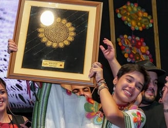 Ayelén Alfonso se emocionó al recibir el ñandutí de oro. Foto: @ayelenalfonso/Instagram