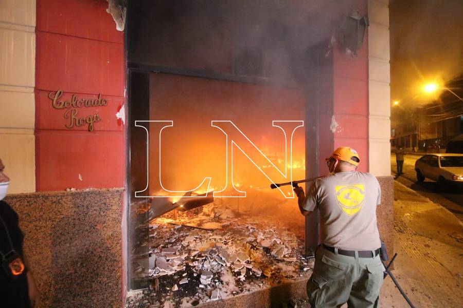 La residencia de la ANR que alberga a jóvenes estudiantes, Colorado Róga, fue atacada y quemada por los vándalos.FOTO:NÉSTOR SOTO