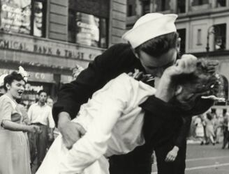 Fotografía de Victor Jorgensen de un marinero besando a una mujer en Times Square (Nueva York, EE.UU.), el 14 de agosto de 1945.
Akg-Images / Legion-Media
