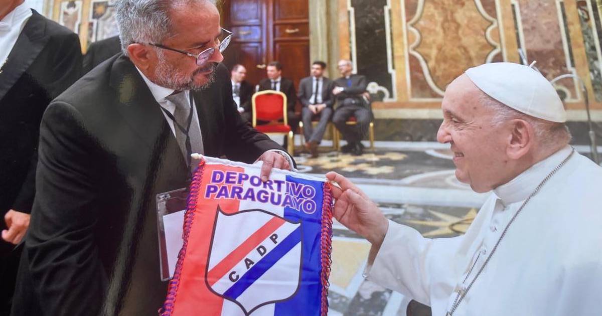 A Nação/Papa ​​Francisco recebeu presente do Clube Esportivo Paraguaio