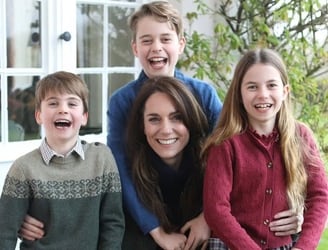 Aprovechando el Día de la Madre en el Reino Unido, se lanzó esta imagen de Kate Middleton con sus hijos, que resultó manipulada. Foto: Archivo