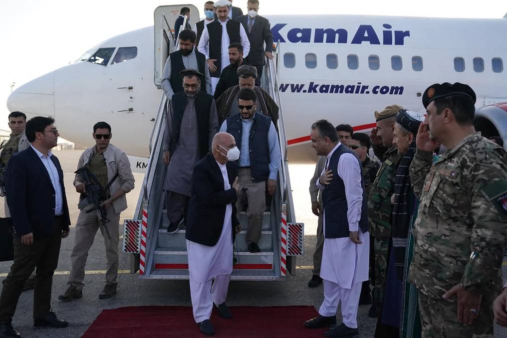 "Los talibanes ganaron", admite presidente afgano después de abandonar el país