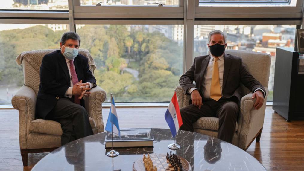 El ministro de Relaciones Exteriores, Euclides Acevedo, visitó a su par Felipe Solá en Buenos Aires para reiterar el pedido diplomático. Foto: Gentileza.
