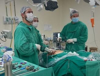 Profesionales del Hospital de Clínicas encabezaron este procedimiento inédito en el país. Foto: FCMUNA.