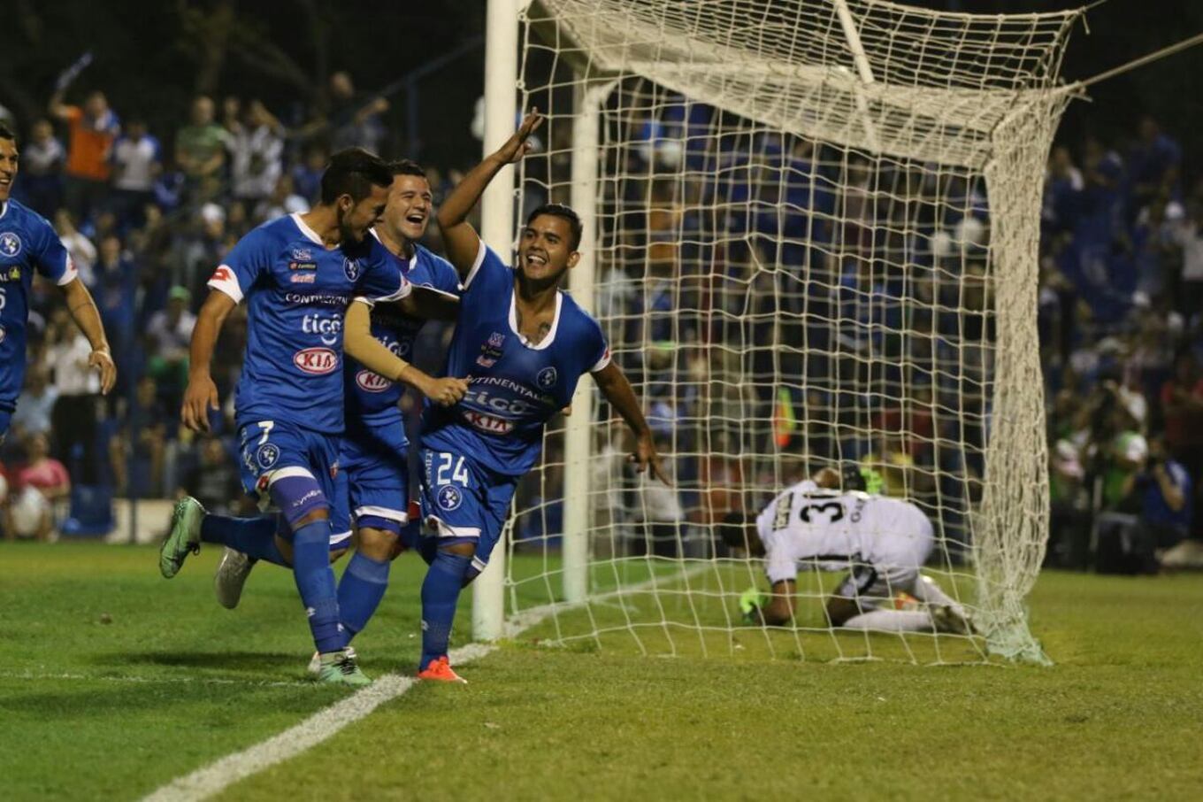 Vino la luz y Yonathan Samaniego sacudió la red y festeja su gol con los compañeros. Foto: Néstor Soto