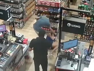 El hombre agredió a la mujer en el interior del minimarket. Imagen: captura de video.