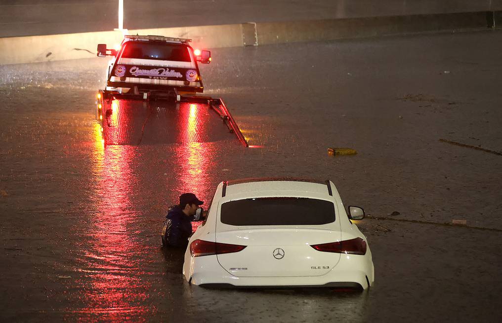 La Nación / EE. UU.: tormenta tropical golpea California, dejando a su paso  inundaciones “catastróficas”