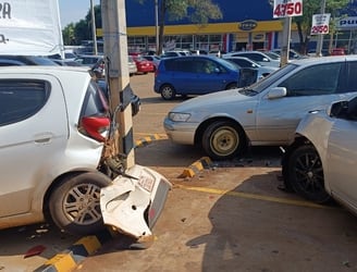 El adolescente chocó a otros vehículos que se encontraban estacionados. Foto: Radio Concierto.