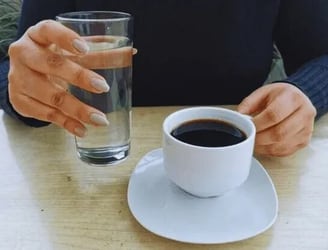 Combinar el ritual del café con un vaso de agua potencia los sabores y favorece la hidratación. Foto: Pexels