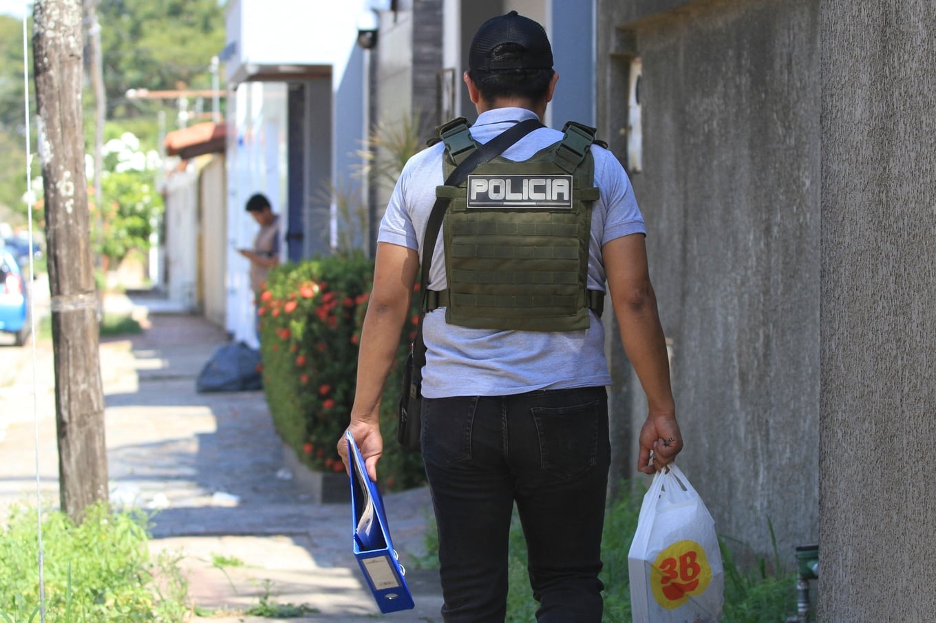 Anti-narcotics police officers carry out a raid on a house during an operation to try to arrest Uruguayan Sebastian Marset in Santa Cruz, Bolivia, on July 30, 2023. Bolivia has mobilized more than 2,250 security agents for a manhunt of a wanted cocaine trafficker who has ricocheted around the world to elude capture, a senior official said on Sunday. The target of the hunt is Sebastian Enrique Marset Cabrera, wanted on drugs charges in his native Uruguay, Paraguay, Brazil and the United States. (Photo by Ricardo MONTERO / AFP)