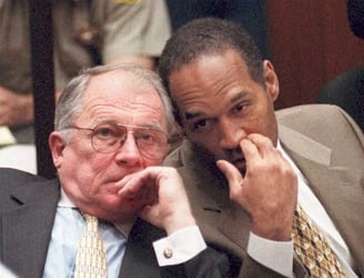 F. Lee Bailey y O.J. Simpson, en 1995. Foto AFP.