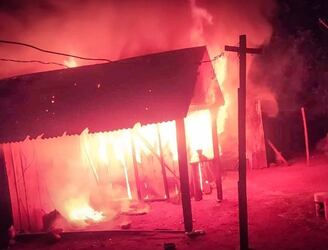 El incendio consumió la vivienda y causó la muerte de su propietario. Foto: Facebook.