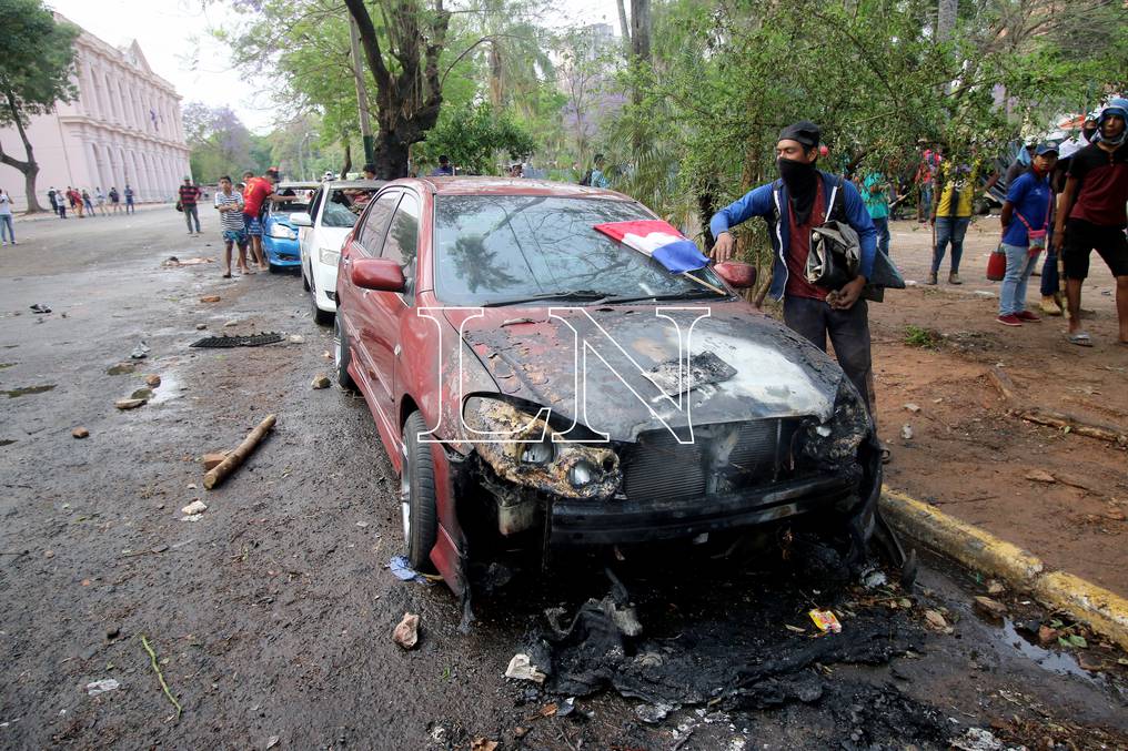 Varios vehículos fueron quemados por los delincuentes durante las manifestaciones. Foto: Pánfilo Leguizamón. 