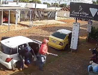 Cuatro delincuentes armados irrumpieron en el negocio y redujeron a la propietaria. Imagen: captura de video.
