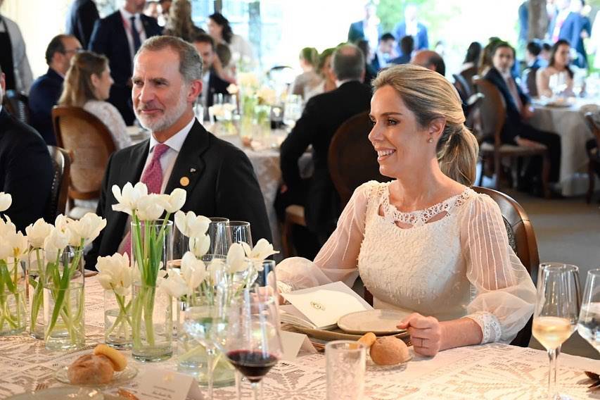 Leticia Ocampos, junto al rey Felipe VI de España, compartió en redes los detalles de la recepción en Mburuvicha Róga. Foto: @letiocampos/Instagram
