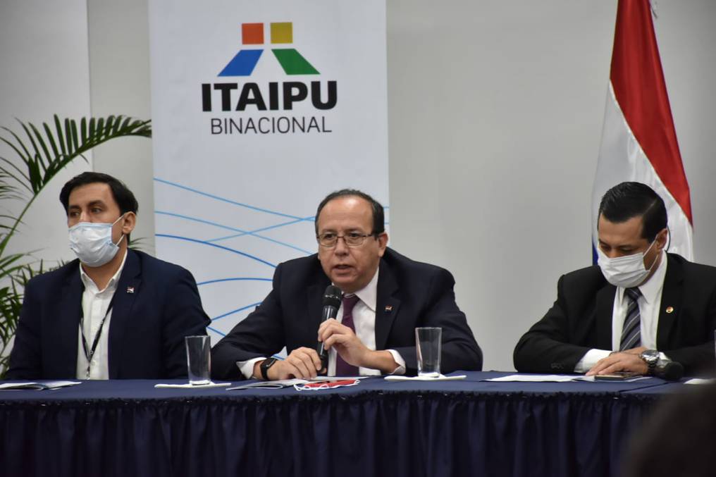 En el ciclo "Diálogo con la Prensa" la Itaipú, margen derecha, debate con los comunicadores la estrategia paraguaya. Foto: Gentileza.