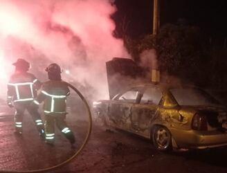 El automóvil fue consumido por completo por las llamas. Foto: Radio Concierto.