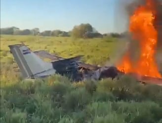 La avioneta se incendió tras precipitarse.