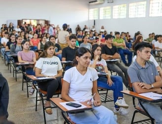 Más de 13.000 jóvenes presentaron para el inicio de los exámenes de becas del Gobierno. FOTO: GENTILEZA
