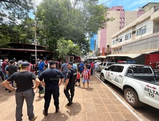 Policías frente a la sede de la Asociación de Cambistas en CDE.