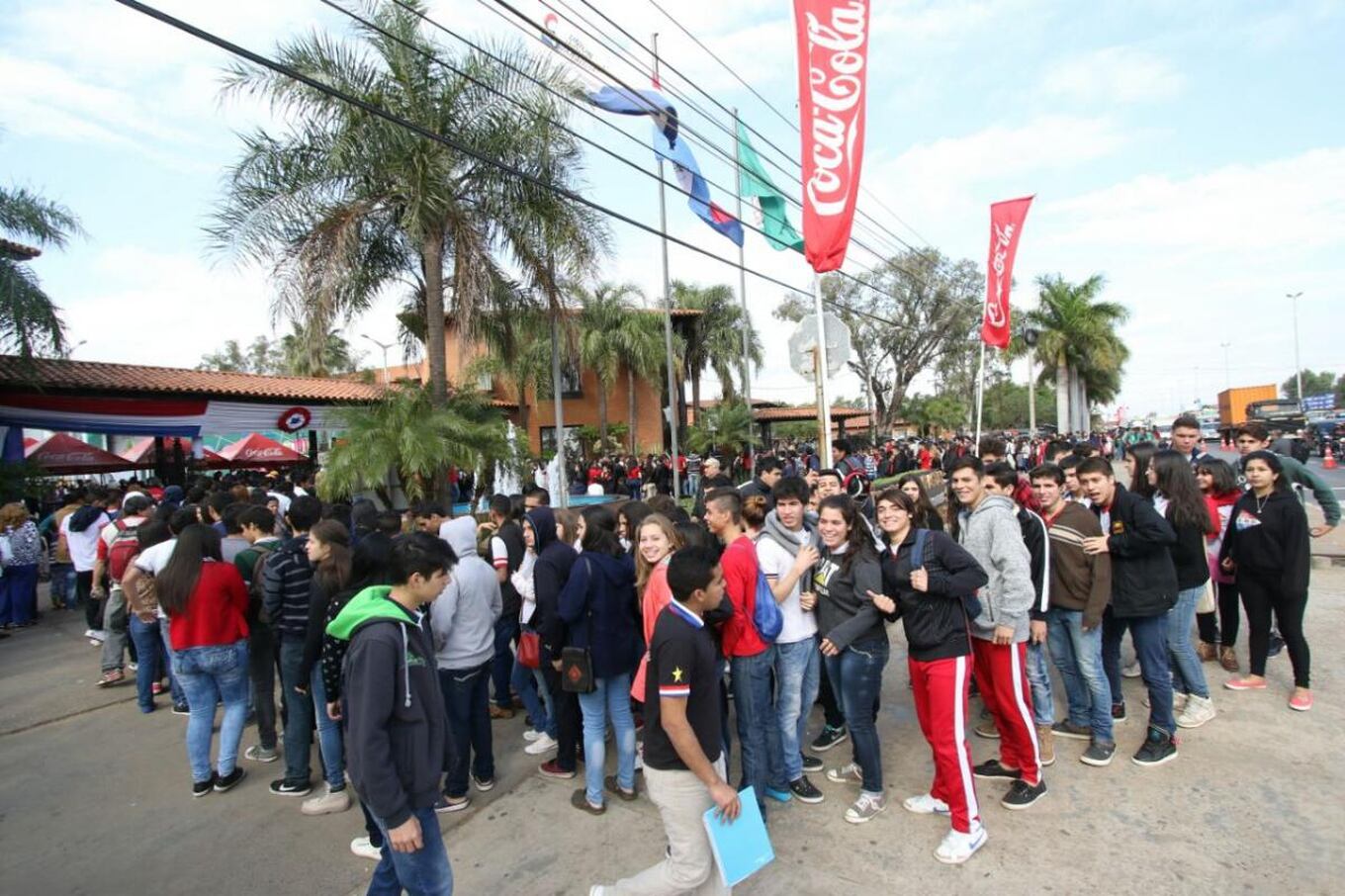Los alumnos formaron fila desde tempranas horas. Foto: Pánfilo Leguizamón.