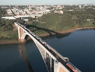 En total, 40 camiones cruzaron el Puente de la Amistad para llevar ayuda humanitaria a Brasil. Foto: Gentileza
