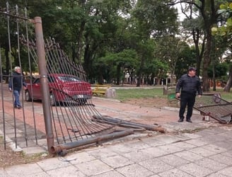 El vehículo se llevó consigo uno de los portones de la plaza Uruguaya. Foto: Gentileza.