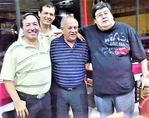 Víctor Benítez con el Dr. Milciades Miranda, con quien compartió sus primeros años en ZP 8, acompañado de amigos y colegas.