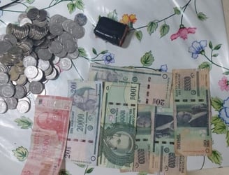En poder de los detenidos incautaron las monedas extraídas desde la máquina y varios billetes. Foto: Concepción al Día.