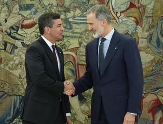 El presidente Santiago Peña mantuvo un encuentro con el rey Felipe VI de España. Foto: Presidencia.