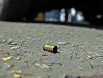 Una bala perdida impactó el rostro de una mujer que iba manejando su auto.