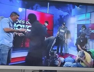 Hombres con fusiles y granadas irrumpen en directo en canal de televisión pública en Ecuador.