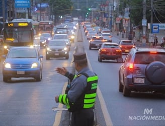 Inspectores de la Patrulla Caminera agilizan el tránsito. Foto: Eduardo Velázquez