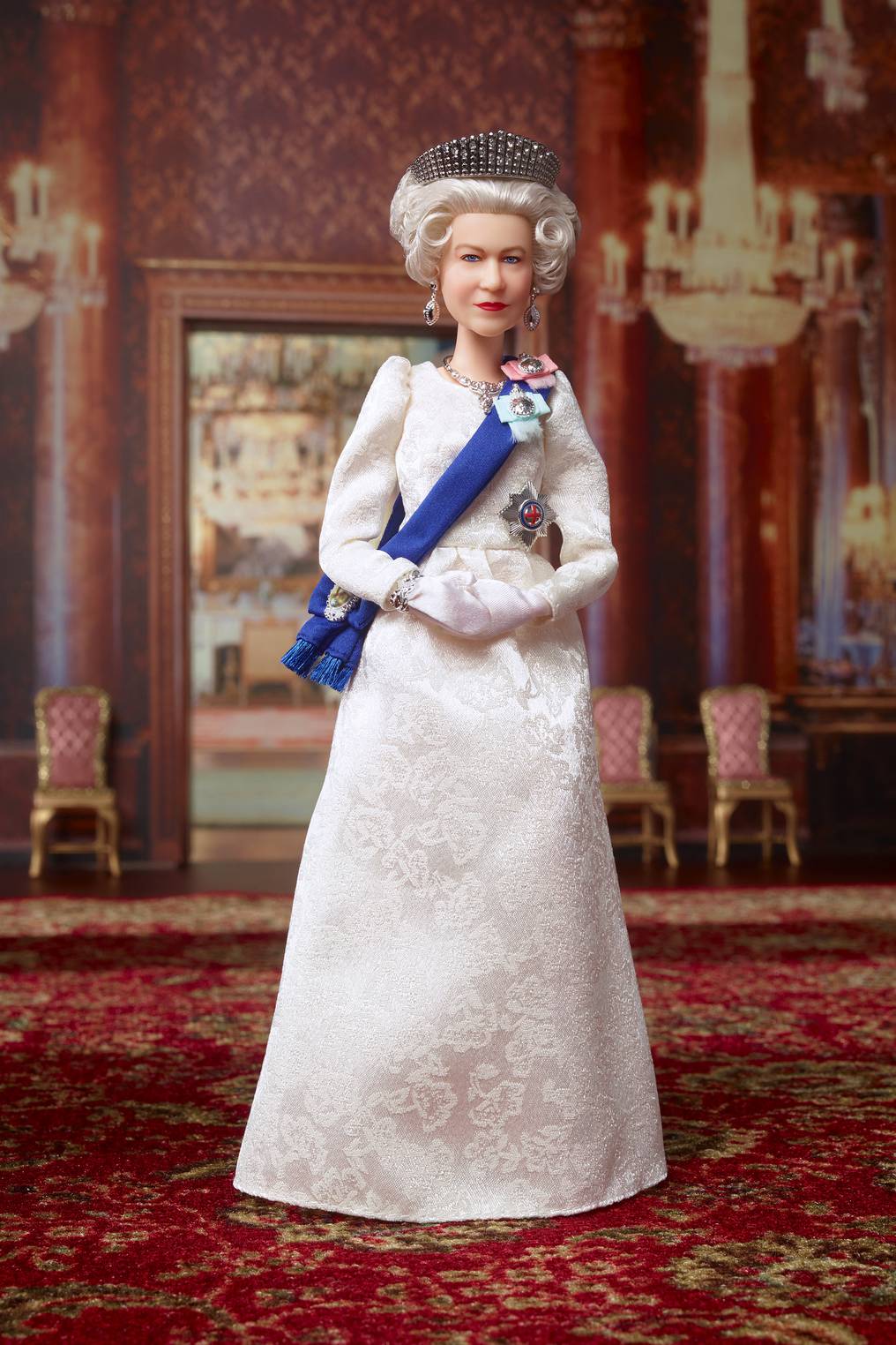 Así luce la muñeca en honor a la reina Isabel II con todos sus accesorios. Foto: AFP. 