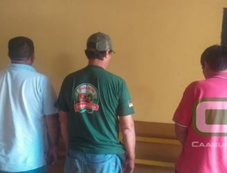 Los tres abigeos fueron detenidos tras intentar robar animales vacunos. Foto: Caaguazú Noticias.