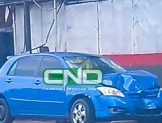 El vehículo fue abandonado por su propietario tras el accidente. Foto: Caaguazu Noticias.