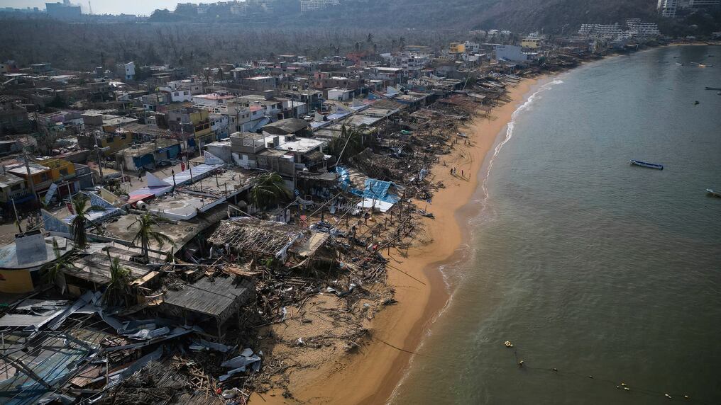 El saldo fatal del devastador huracán Otis en el puerto mexicano de Acapulco se elevó a 43 muertos este domingo, luego de confirmarse otros cuatro decesos y 36 personas siguen desaparecidas. Foto: AFP