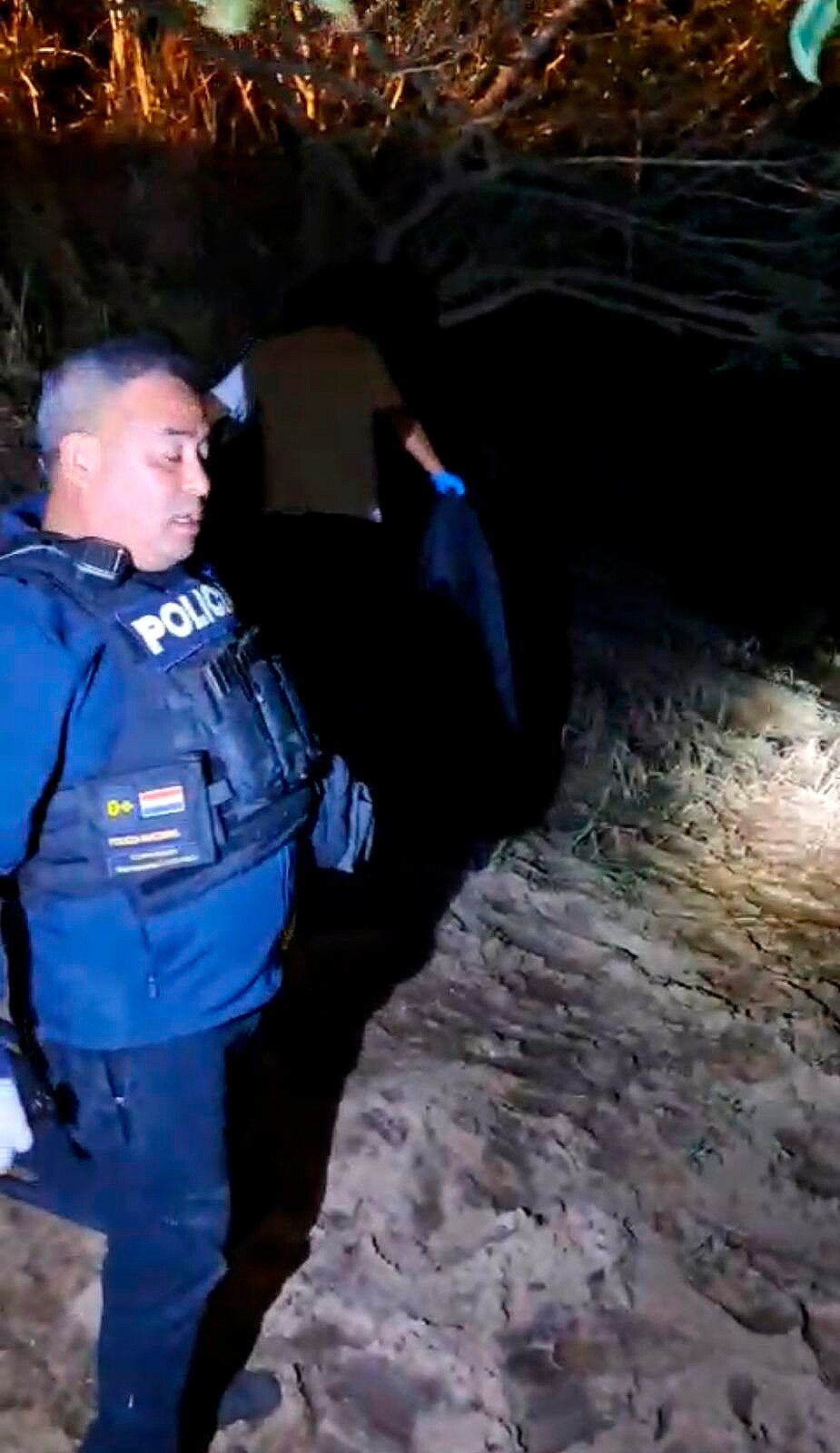 Intervención en la costa del río Monday, en Juan León Mallorquín, ante hallazgo de cadáver. El fallecido habría dirigido un asalto en el mismo municipio y huía de la Policía. 