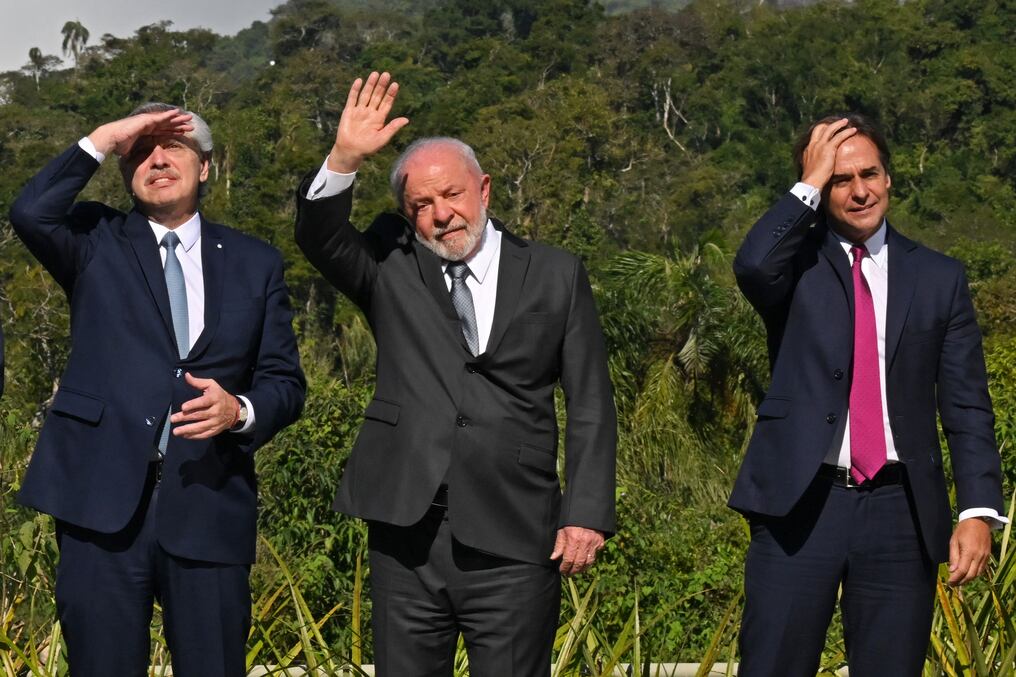 Los presidentes Alberto Fernández, Luiz Inácio Lula da Silva y Luis Lacalle Pou en la anterior cumbre en Puerto Iguazú (Argentina), el 4 de julio de 2023. Foto: AFP